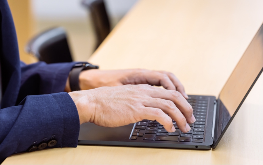 会社用ノートパソコンの支給