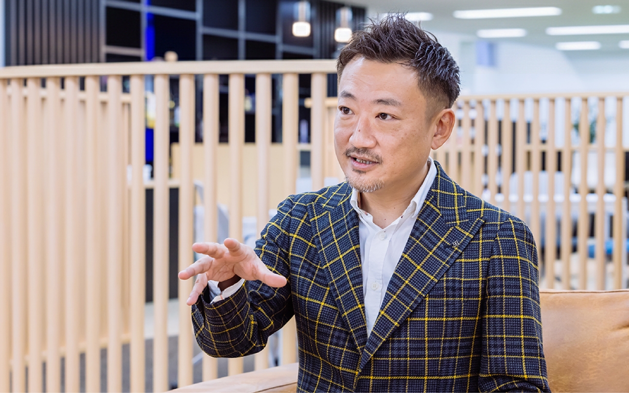 インタビューを受けている様子